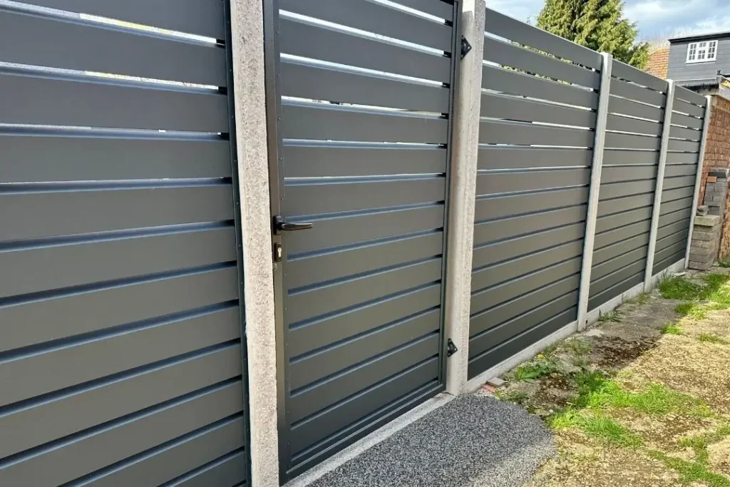Aluminium horizontal slat fence